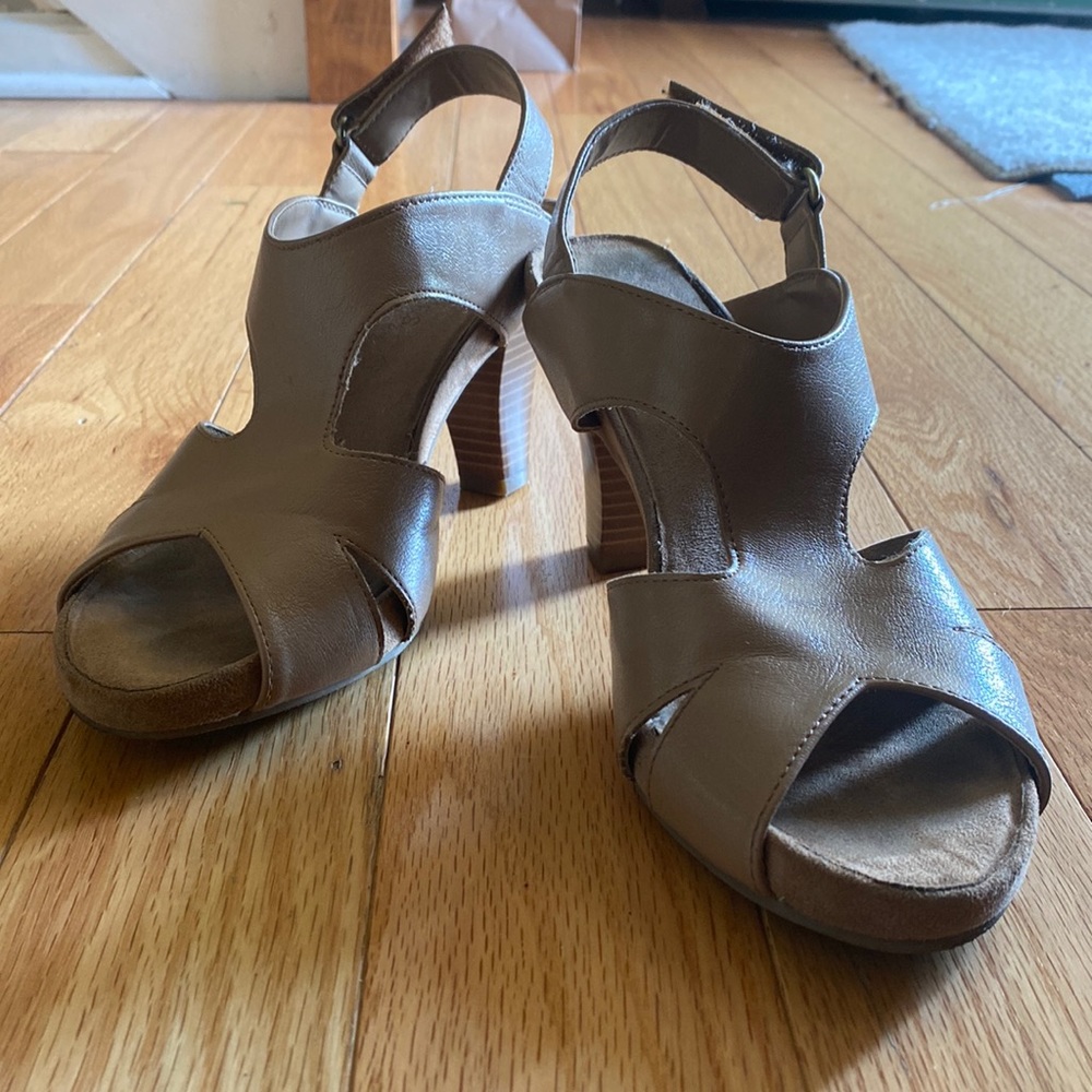 Aerosols Tan Leather Open Toe Heels